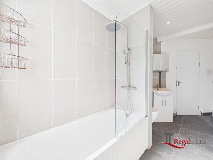 2 Bedroom Flat To Rent In Grange Avenue, London, N12