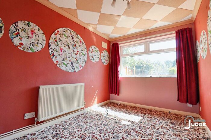 2 Bedroom Detached Bungalow For Sale In Hardie Crescent, Leicester, LE3