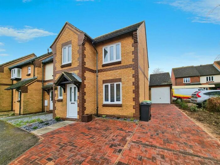 3 Bedroom Semi-Detached House To Rent In Boxgrove Priory, Bedford, MK41