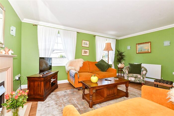 4 Bedroom Town House For Sale In Tarragon Road, Maidstone, Kent, ME16