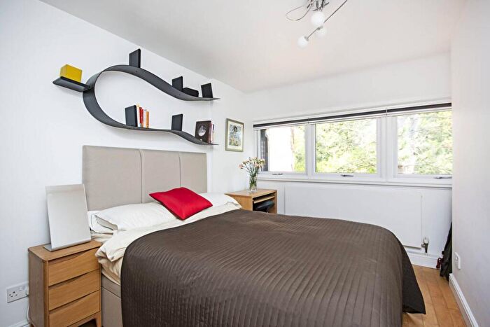 2 Bedroom Flat For Sale In Chandos Way, Golders Green, London, NW11