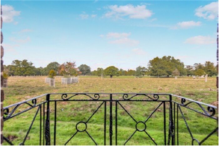 2 Bedroom Flat To Rent In Hampton Court Road, East Molesey, KT8