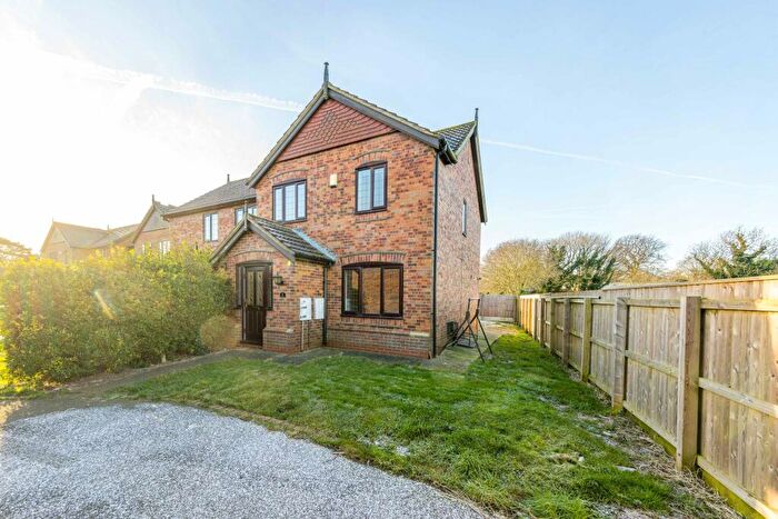 3 Bedroom Semi-Detached House For Sale In Manor Court, Grimsby, DN41