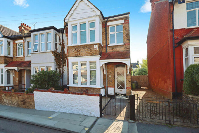 1 Bedroom Apartment For Sale In Wenham Drive, Westcliff-on-sea, SS0