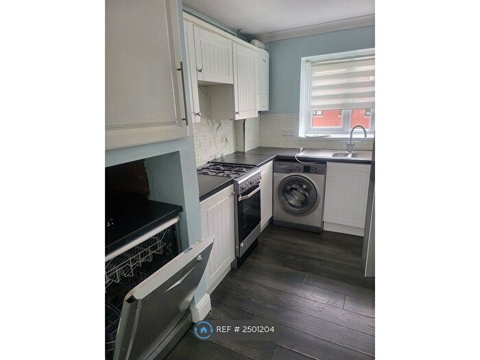 2 Bedroom Flat To Rent In Meresmans, Aveley, South Ockendon, RM15