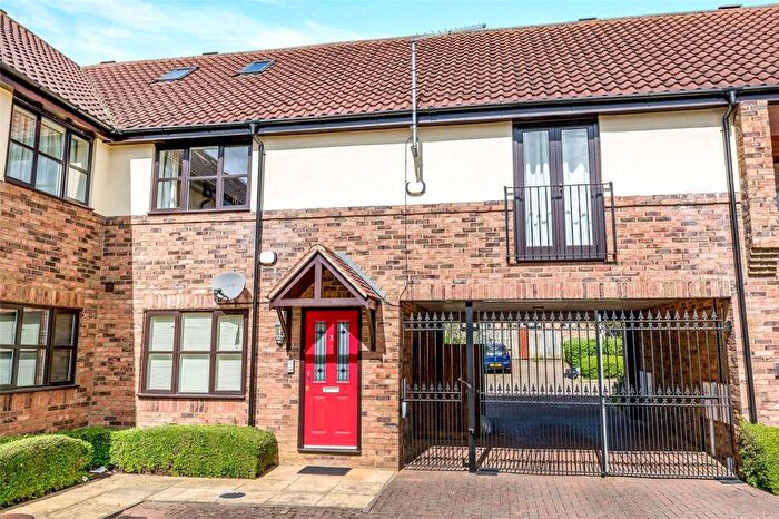 2 Bedroom Maisonette For Sale In Redwood Gate, Shenley Lodge, Milton Keynes, MK5