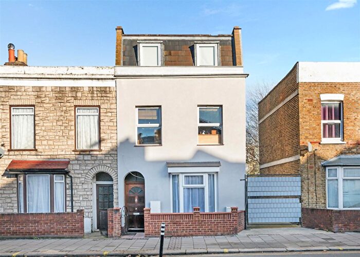 2 Bedroom Flat To Rent In Garratt Lane, London, SW17