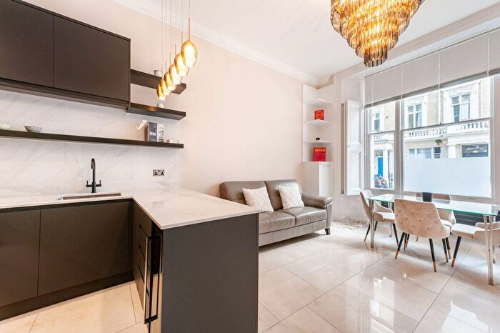 2 Bedroom Flat For Sale In Clanricarde Gardens, Notting Hill, London, W2