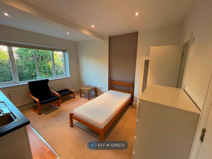 Studio To Rent In Wentworth Road, London NW11