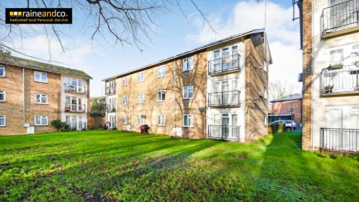 3 Bedroom Flat For Sale In Meadow Croft, Hatfield, AL10