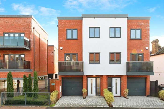 3 Bedroom Semi Detached House For Sale In Cranleigh Drive, Leigh-on-Sea, Essex, SS9