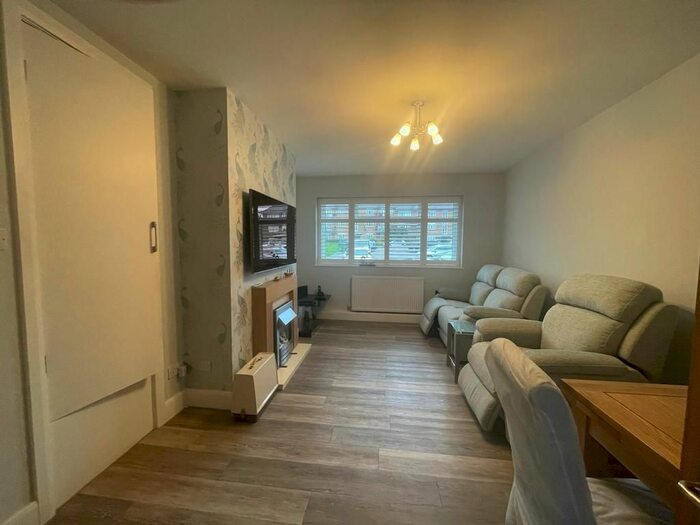 2 Bedroom Flat To Rent In Basing Way, Finchley, London, N3