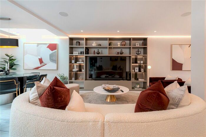 3 Bedroom Flat To Rent In South Molton Street, Mayfair, London, W1K