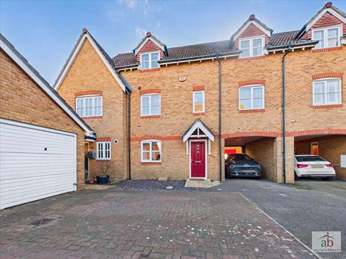 3 Bedroom Town House For Sale In Emperor Circle, Ravenswood, IP3