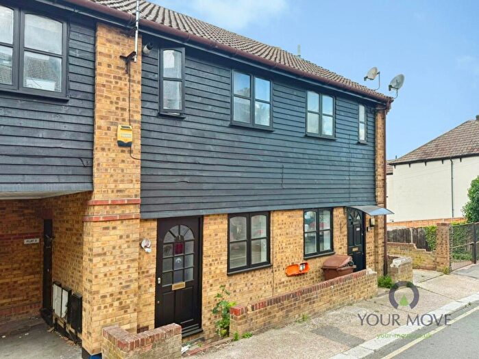 1 Bedroom Flat For Sale In Arches View, Hillside Road, Chatham, Kent, ME4