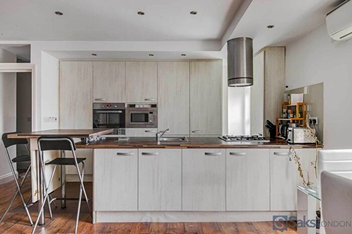 3 Bedroom Flat To Rent In Ritherdon Road, Tooting Bec, London, SW17