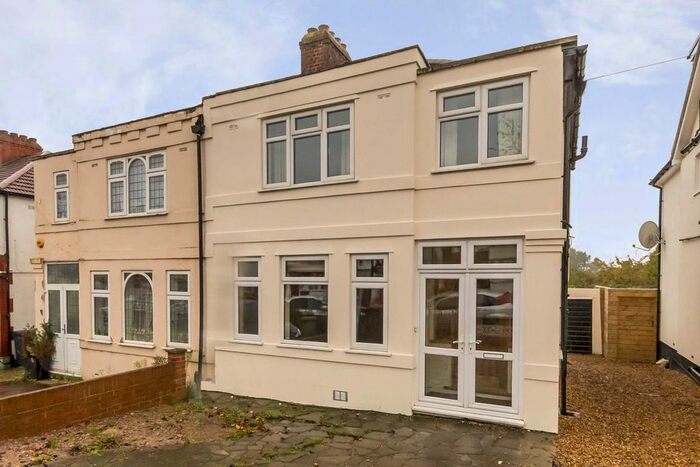 3 Bedroom Flat To Rent In Rydal Crescent, Perivale, Greenford UB6