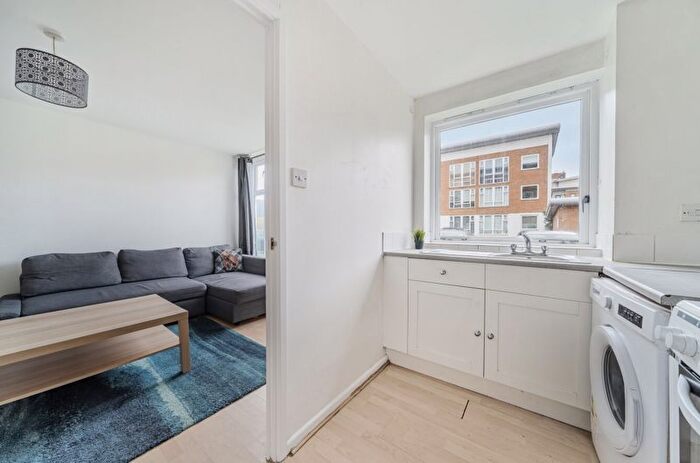 1 Bedroom Flat For Sale In Felixstowe Court, Galleons Lock, E16