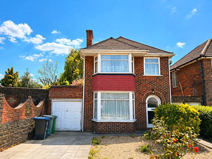 3 Bedroom Detached House For Sale In Beverley Drive, Edgware, HA8