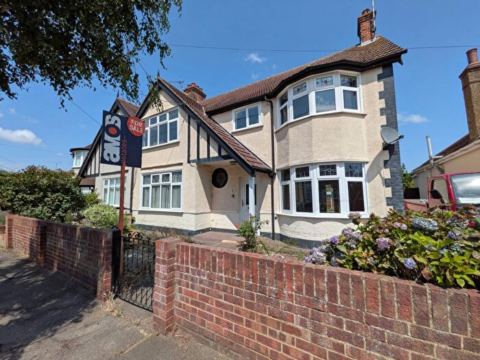 3 Bedroom Semi Detached House For Sale In Arcadian Gardens, Hadleigh, Essex, SS7
