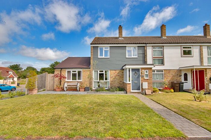 4 Bedroom End Of Terrace House For Sale In Meadfield Road, Meopham, Gravesend, Kent, DA13