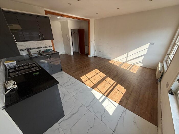 Flat To Rent In High Street North, LU6
