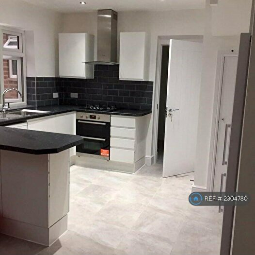 4 Bedroom Semi-Detached House To Rent In Barley Lane, Ilford, IG3