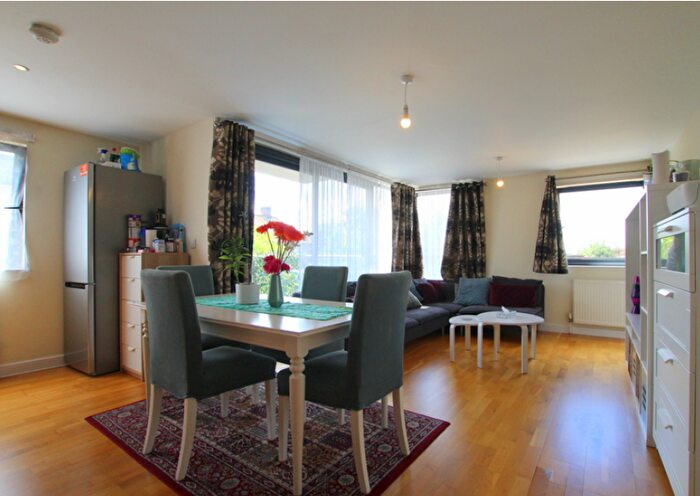 2 Bedroom Flat To Rent In Rothesay Avenue, Raynes Park, SW20