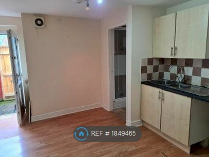 1 Bedroom Flat To Rent In Kingsway, KirkbyInAshfield, Nottingham, NG17