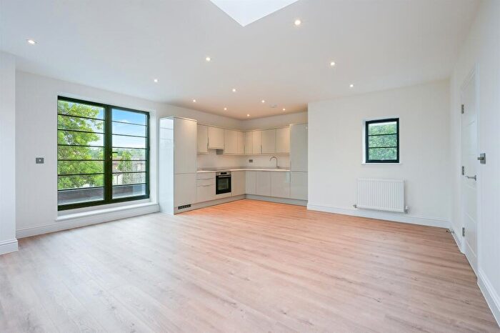 3 Bedroom Apartment For Sale In Barton Green, New Malden, KT3