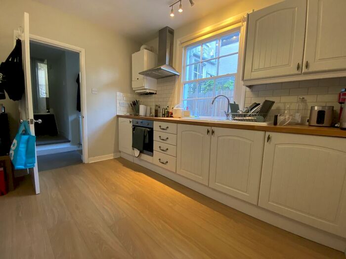1 Bedroom Apartment To Rent In Chancellor Grove, West Dulwich, London, SE21