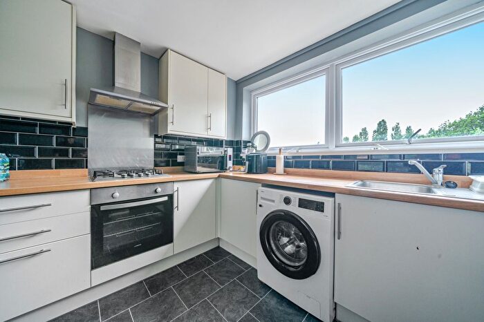 2 Bedroom Maisonette To Rent In Thorne Close, Erith, DA8