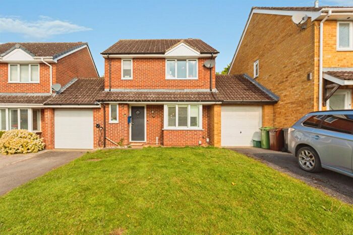 3 Bedroom Link Detached House For Sale In Elwes Close, Abingdon, OX14
