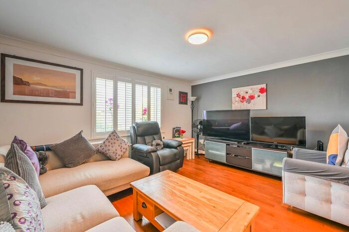 3 Bedroom Terraced House To Rent In Grimsby Grove, Gallions Reach, London, E16