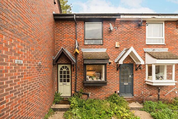 2 Bedroom Flat To Rent In Linnet Mews, Balham, SW12