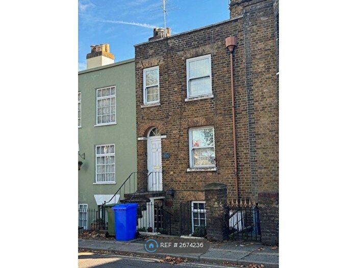 3 Bedroom Maisonette To Rent In The Mall, Faversham, ME13