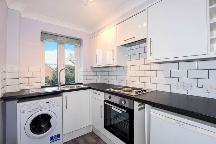 2 Bedroom Flat To Rent In Woodstock House, Rectory Road, Wokingham, Berkshire, RG40