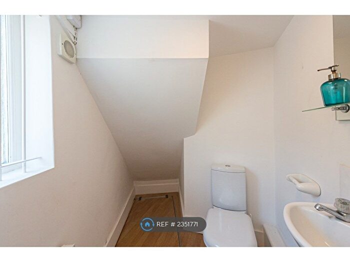 1 Bedroom Flat To Rent In The Crescent, Leatherhead, KT22
