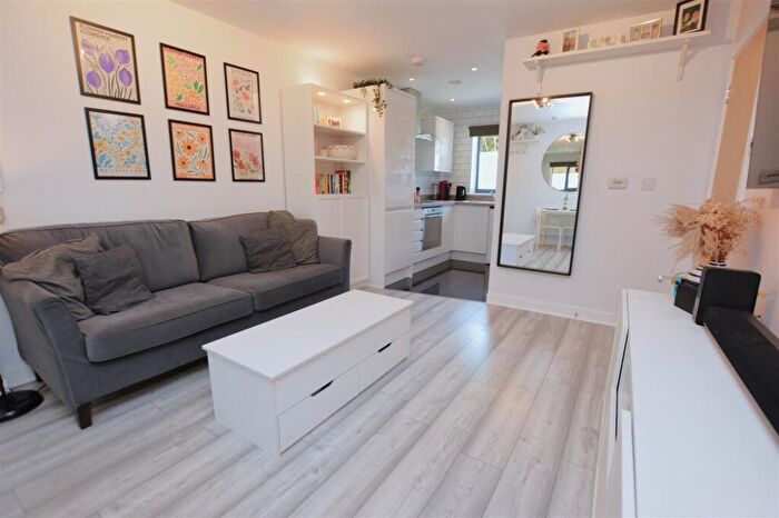 1 Bedroom Flat For Sale In London Road, Mitcham, CR4