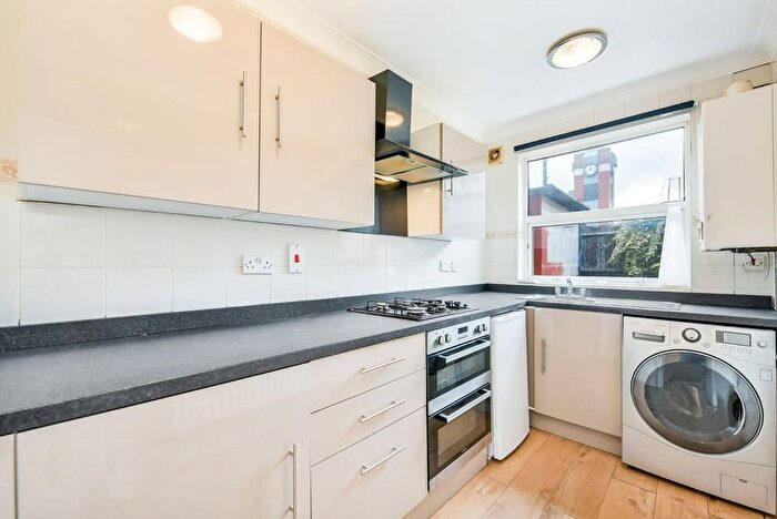 2 Bedroom Flat To Rent In Blythe Vale, Catford, London, SE6