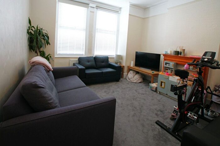 2 Bedroom Flat To Rent In Quinton Street, Earlsfield, London, SW18