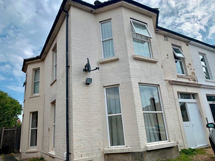 3 Bedroom Flat To Rent In Student Three Double Bedrooms, Charminster, BH8