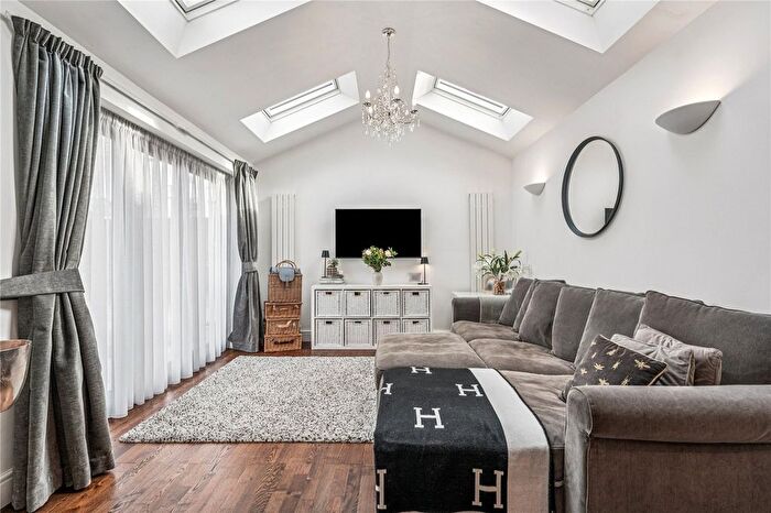 1 Bedroom End Of Terrace House For Sale In St. Benets Close, SW17