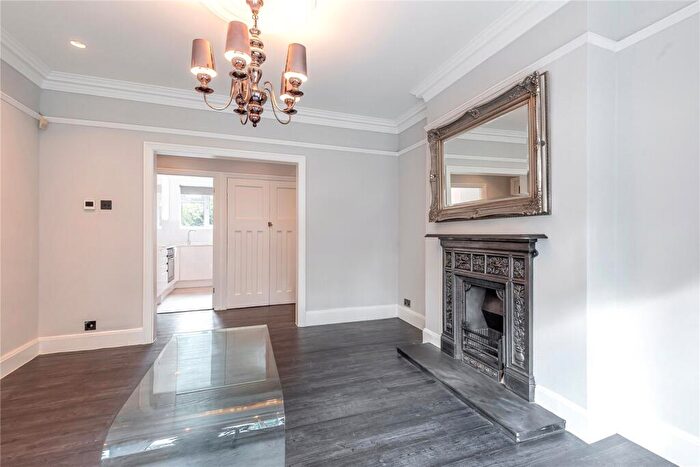 2 Bedroom Flat For Sale In Goldings Hill, Loughton, Essex, IG10