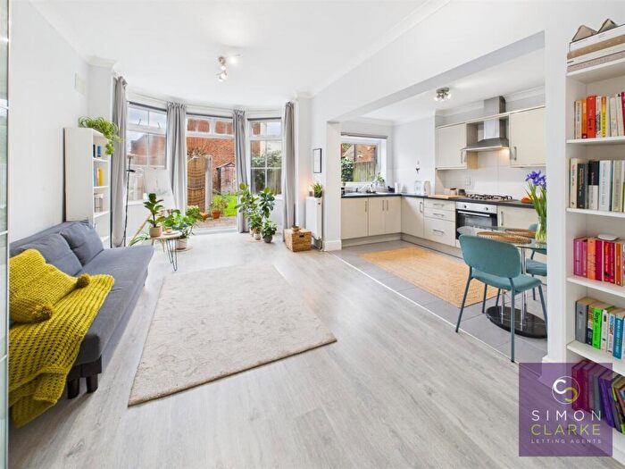 Studio To Rent In Fortis Green, East Finchley, - Garden Flat, N2