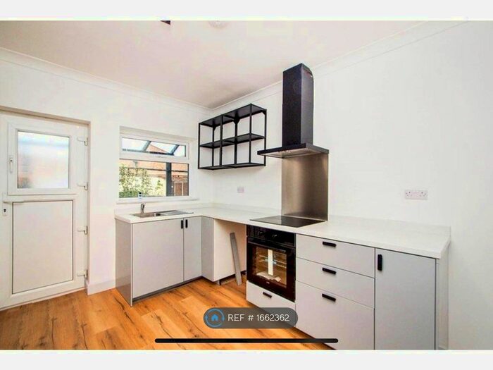 3 Bedroom End Of Terrace House To Rent In Alma Street West, Chesterfield, S40