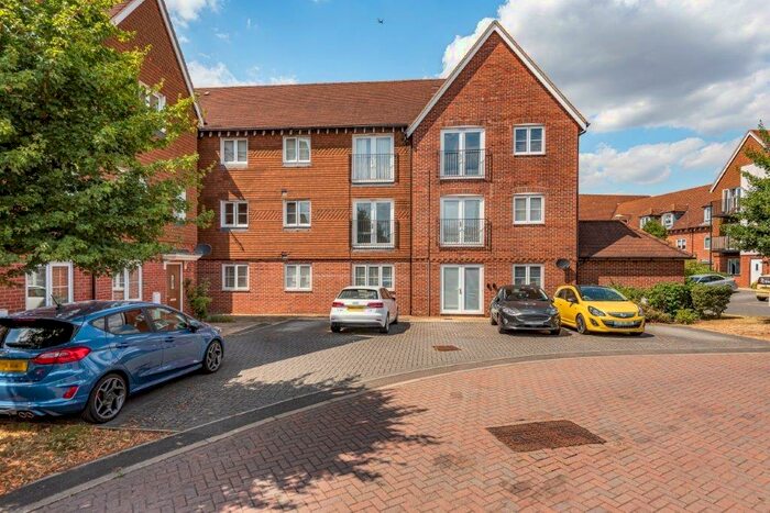 2 Bedroom Apartment To Rent In Outfield Crescent, Wokingham, RG40