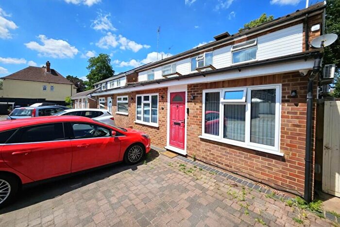 4 Bedroom Semi-Detached House To Rent In Addlestone, Surrey, KT15