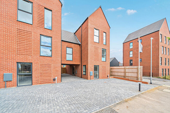 4 Bedroom End Of Terrace House To Rent In Waterslade Way -, LU5