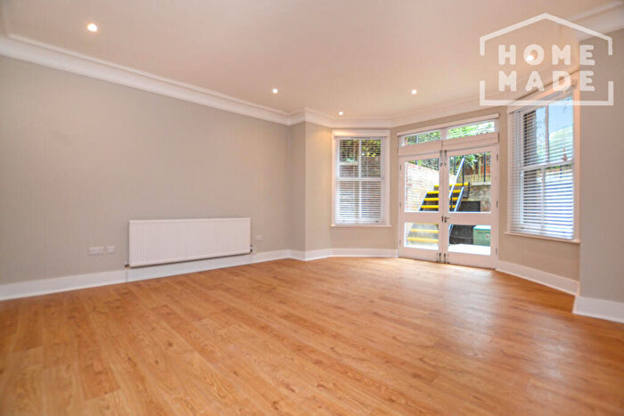 3 Bedroom Flat To Rent In Palm Court, NW2